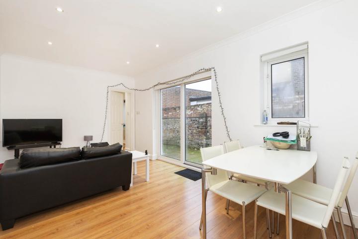 Modern Apartment with Private Patio Haverstock Hill, Belsize Park